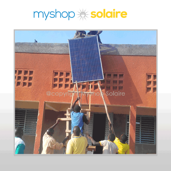 Installation panneau solaire sur le toit d'une école