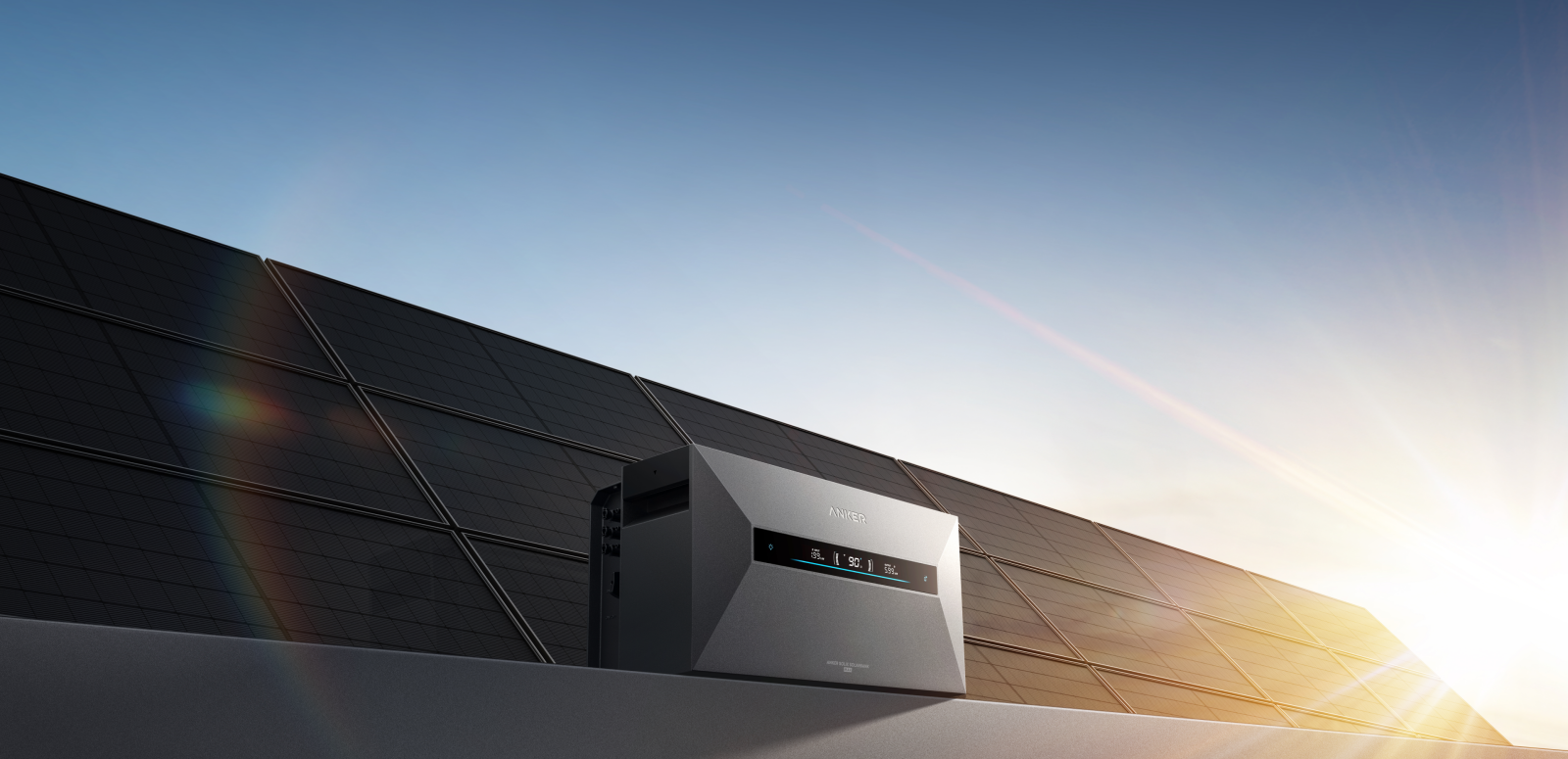 Anker SOLIX Solarbank Max Hybride installée en toiture sous des panneaux solaires