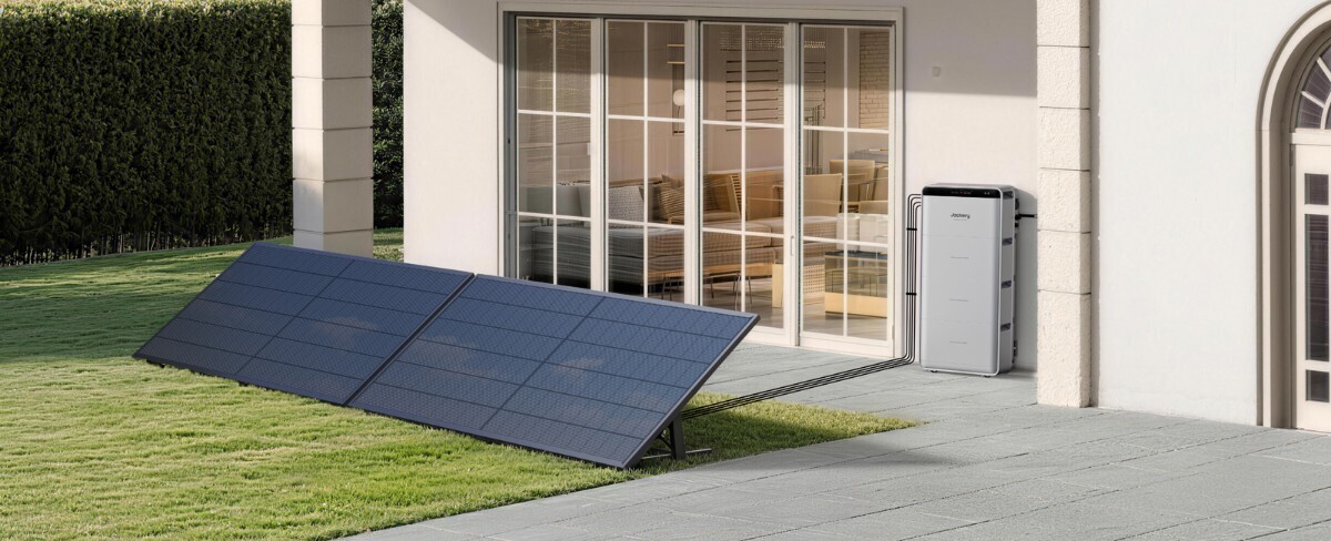 SolarVault 3 Pro Max AC installée en extérieur avec des panneaux solaires au sol