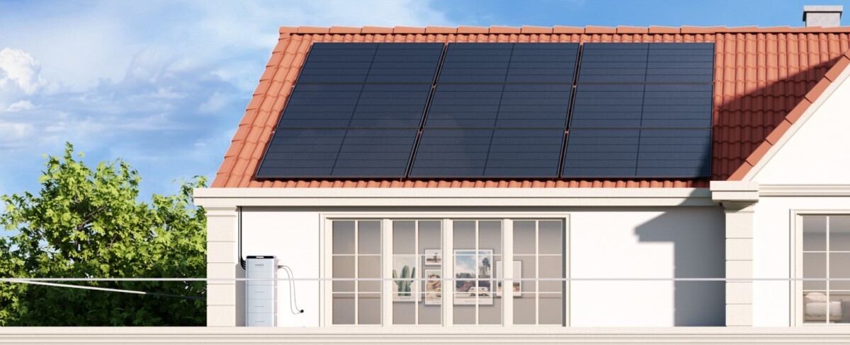 Jackery SolarVault 3 Pro Max AC installée au pied d'une maison équipée de panneaux solaires