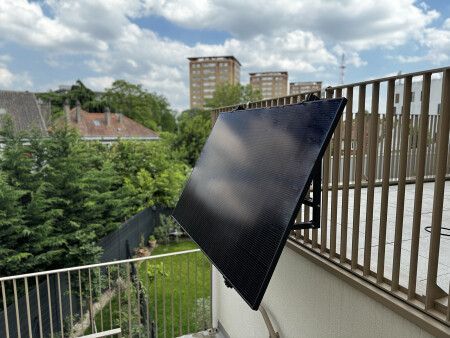 EasySupport inclinaison réglable au sol, mur et bacon kit solaire plug and play - mise en situation balcon