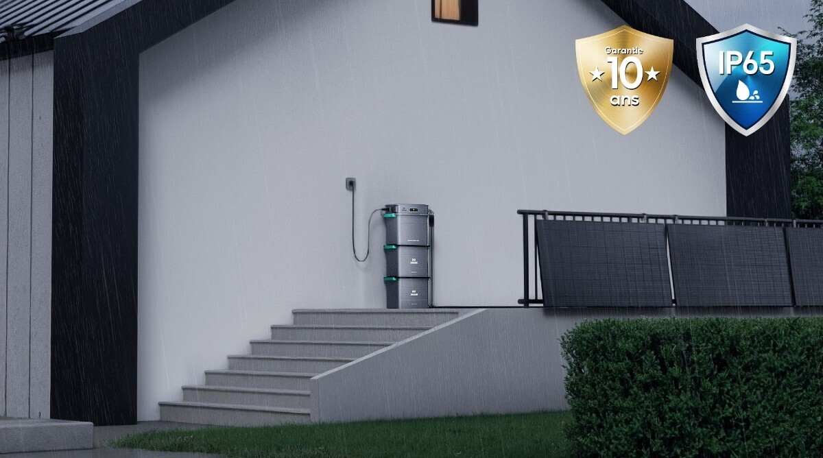 Zendure SolarFlow 800 Pro installé en extérieur sous la pluie, indice IP65 et garantie 10 ans